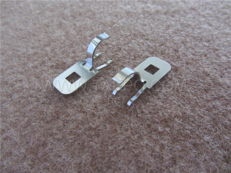 Earth clip for LSA profile module